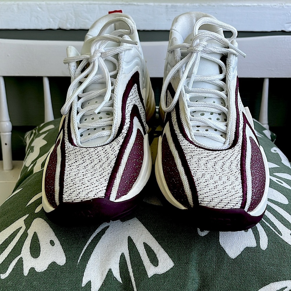 Men’s size 8 Nike Cosmic Unity 2 cream and burgundy
